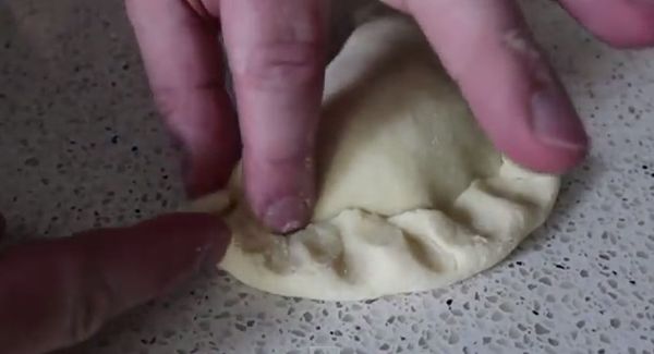 最後用一雙筷子尾端或手壓住封口，從中間往內壓做出漂亮的波浪形狀