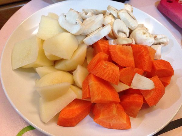 將紅蘿蔔、馬鈴薯跟洋菇切小塊。