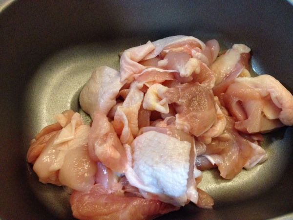 將鹽巴灑在雞腿肉上醃一下，再用奶油炒雞肉。