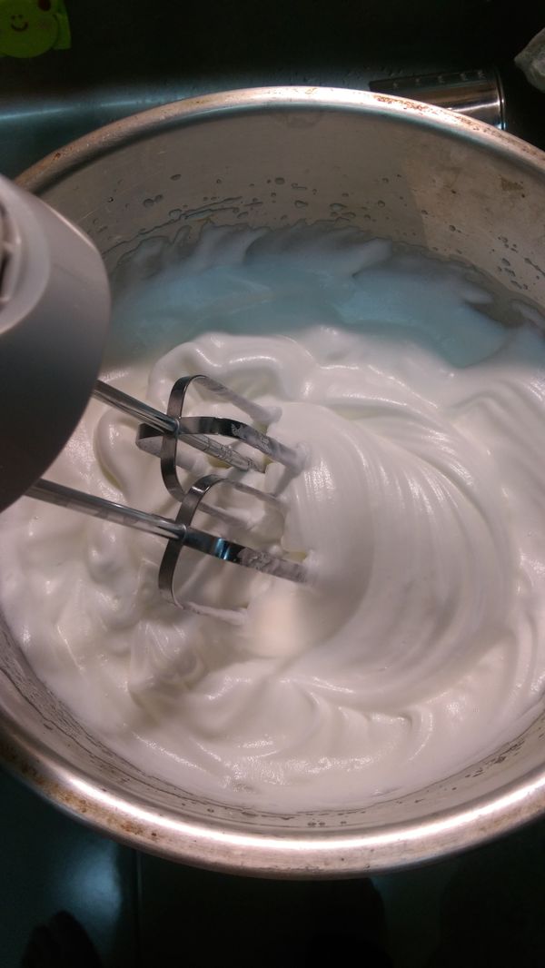 蛋白加盬.細砂糖打發