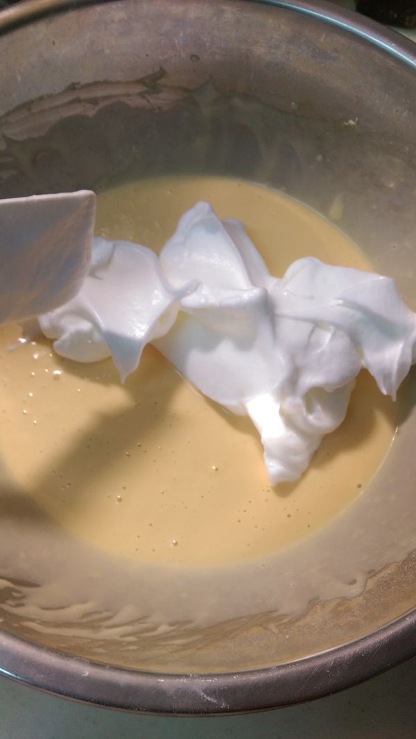 分二次與蛋黃糊輕拌勻