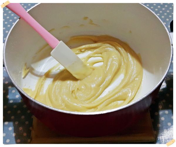 奶油切小塊.開小火.在奶油完全融化前把鍋子端起來離火遠一點並不停晃動.當奶油全部融化後.再繼續全程小火加熱.一冒泡就立即關火(約70度).立即加入過篩後的麵粉.用刮刀拌勻(不必怕出筋)