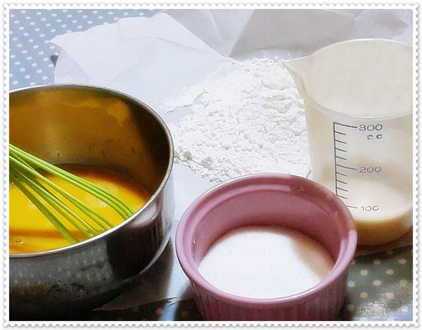 前置作用很重要!!烤箱提前預熱170度c.烤盤鋪好烘焙紙.低筋麵粉先過篩備用.4個蛋白分離出來,一顆全蛋跟4個蛋黃攪拌均勻成蛋黃液.砂糖跟牛奶秤好重量