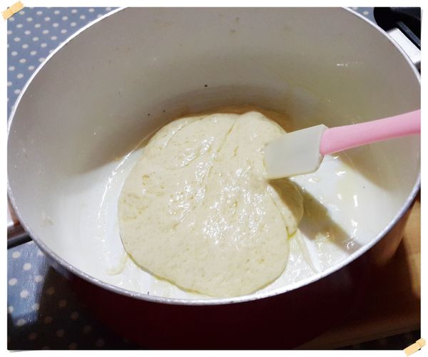 分3次加入牛奶.每次加入都要攪拌均勻後再繼續加入下一次的量.從第一次加入牛奶開始就要注意.如果此時麵糊就已經出現油水分離的狀態.那麼就可以宣告失敗.因為這樣的狀態即使你繼續操作下去.完成的蛋黃糊你肉眼看不出油水分離.但是在與蛋白霜相拌的時候也會大量消泡