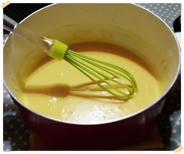 分2-3次加入蛋黃液.每次加入都要攪拌均勻後再繼續加入下一次的量.完成的蛋黃糊應該是細膩均勻.沒有油水分離的狀態