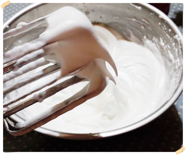 室溫蛋白加三滴檸檬汁或白醋先打出粗泡泡之後分三次加入砂糖,打到大彎鉤的濕性發泡即可(大約7分發),再改成低速打30秒,趕出空氣成為細膩的蛋白霜,打到乾性發泡成品容易龜裂回縮