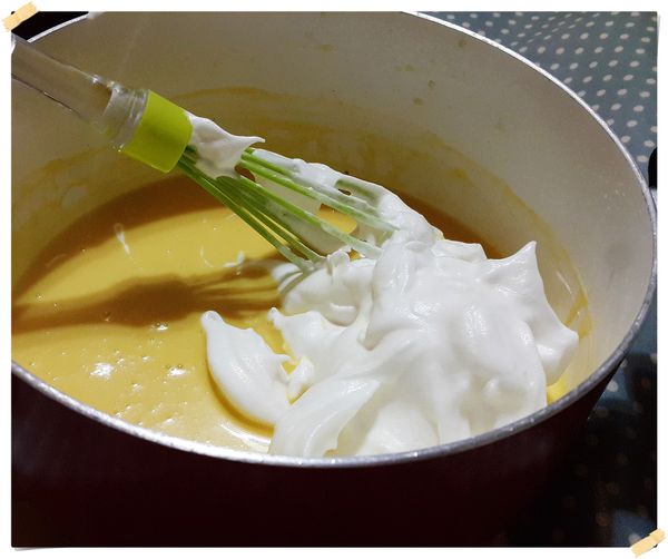 取1/3的5加入4.以切拌方式.從底部輕翻拌勻(不要過度攪拌會消泡)