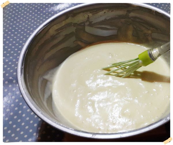 把6倒回4從底部輕翻拌勻(不要過度攪拌會消泡)