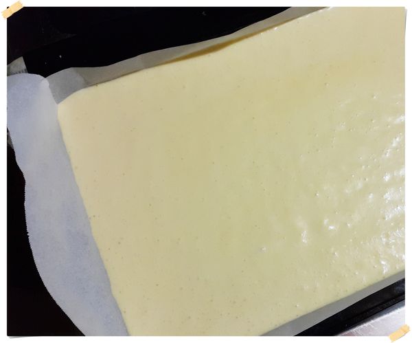 將麵糊從高處倒入盤中.用刮板抹平.表面噴水.放入提前預熱好170度c的烤箱.放中層烘烤20分鐘