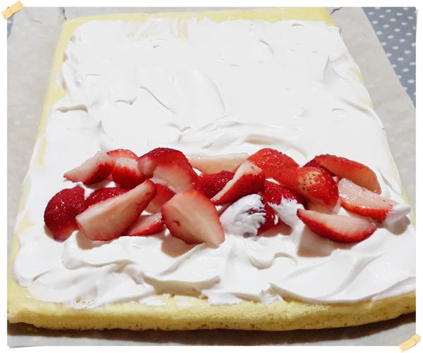 將內餡的鮮奶油跟砂糖打發.塗抹在蛋糕片上.起始端奶油要多一點.尾端少一些，末端留2CM空白不要塗奶油.擺上水果