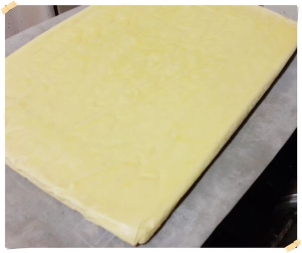 表面的水分乾了之後,將蛋糕片倒扣在另一張烘焙紙上.撕開底部烘焙紙散熱