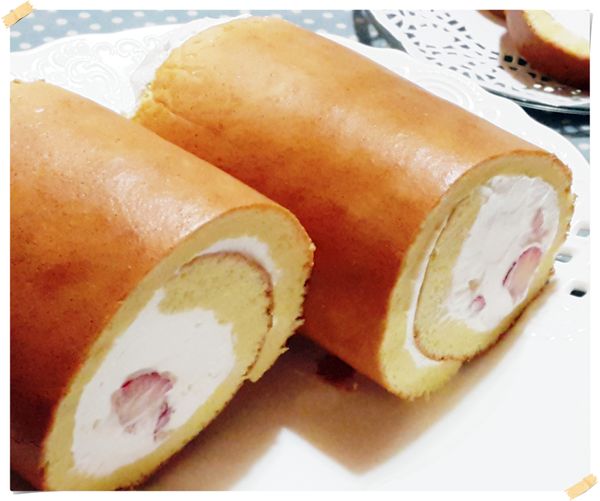 切蛋糕卷最好使用波浪齒蛋糕刀.先將刀在熱水裡浸泡.擦乾水份後前後輕微拉鋸切開