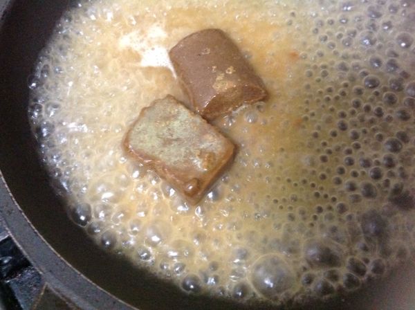 咖哩溶於水成為咖哩漿