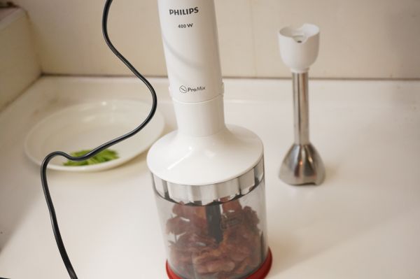 在等待蒜絲和馬鈴薯煮軟的同時將吸過油的培根片放入飛利浦料理魔法棒HR1627的 XL 切碎器中。