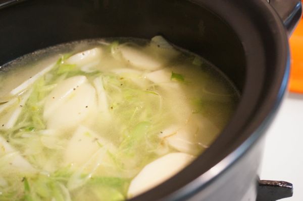 將炒好的步驟4移入湯鍋中，倒入約400ml的水，中大火煮滾後轉小火蓋上鍋蓋悶煮約15分鐘即可關火。