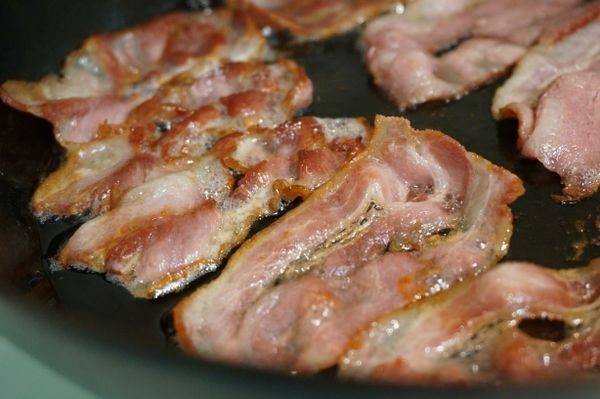 乾鍋將培根煎到兩面焦香微硬的程度後盛起。