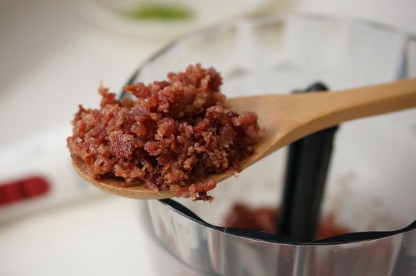 按下Turbo鈕，啟動後大約只要5秒鐘就可以簡單的將培根切成碎末，比平常要使用刀具切碎真的要方便許多。