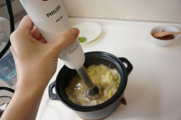 接著將煮好的蒜苗馬鈴薯用手持式攪拌棒打成泥狀。