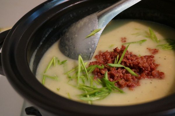 將打好的濃湯加上約200的水重新放回爐上，倒入培根末和蒜青絲，小火邊攪拌邊煮滾即可關火。 起鍋前再加上鹽巴調味就完成嚕。