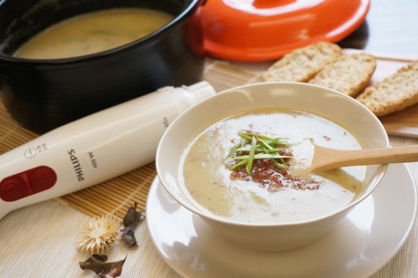 蒜苗和馬鈴薯混合打成的濃湯，濃郁中又不失清爽，尤其有了蒜白微微辛辣感中和的濃湯常有的甜膩，再加上培根提味，真的是好吃極了~~ 冷天喝上一碗暖呼呼的簡單美味，很是幸福:)