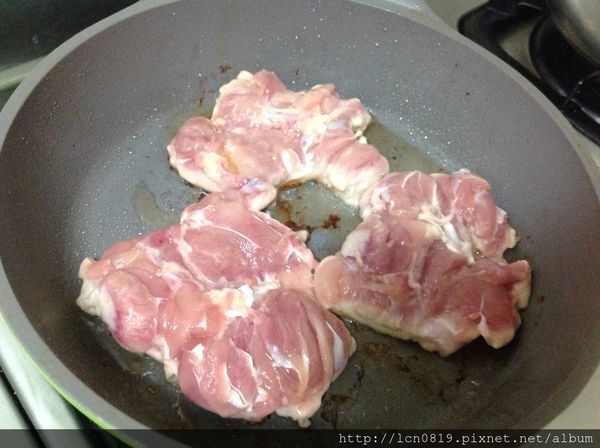 雞腿修剪多餘的脂肪，米酒按壓抹上塩，煎赤赤（雞皮先朝下）