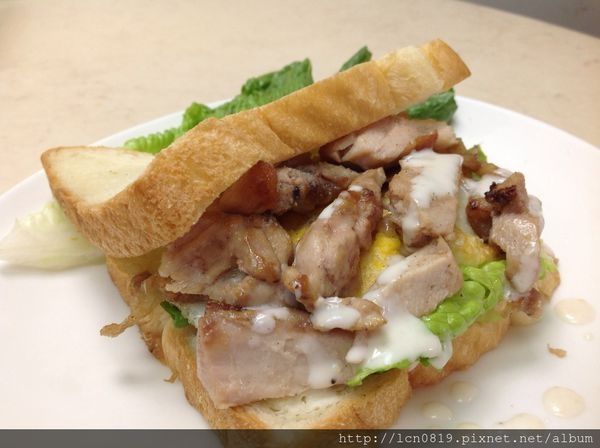 吐司＞蘿蔓＞凱薩醬＞荷包蛋＞雞肉＞吐司