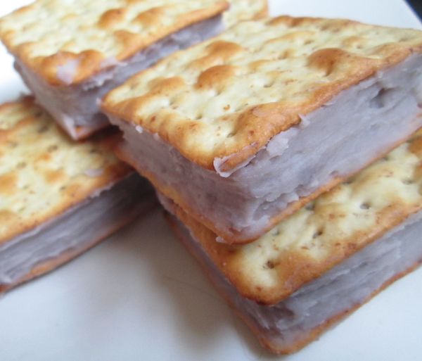 組裝好的餅乾整個沾裹麵糊，備油鍋加熱把沾好麵糊的餅乾放入炸，炸到雙面金黃後即可取出裝盤。