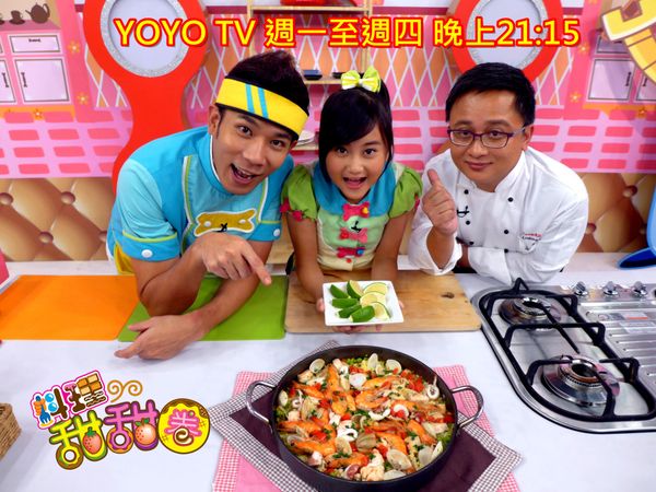 再將番茄切丁，巴西里切碎，放到離火後的西班牙烤飯上，再將檸檬對切即可