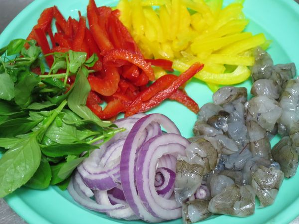 鮮蝦去殼、去腸泥。其餘疏菜，切得越薄越好、越易煎熟。