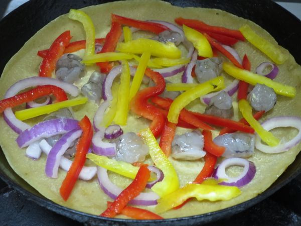 麵糊還剩一些些白色狀，先放不易熟的蔬菜，略燜一下；再下蝦子，等蝦子變色。