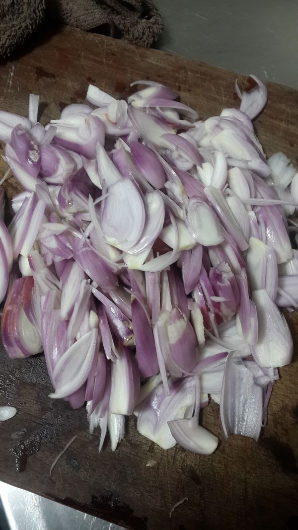 將紅蔥頭直切薄片備用