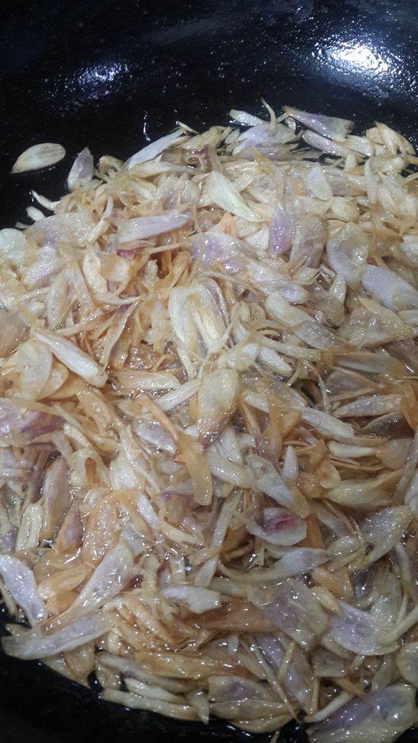 約3分鐘後紅蔥頭會慢慢變色