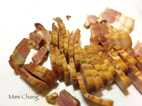 鹹豬肉切成約0.7公分薄片。