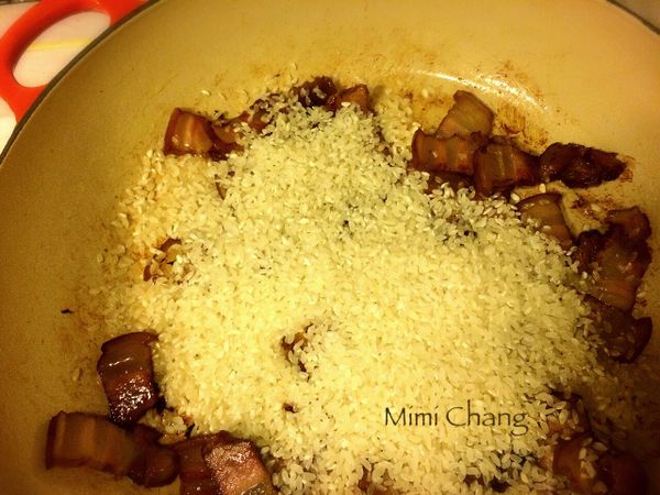 將美國米倒入，加水，大火炒勻煮滾，轉小火加蓋，煮8分鐘。