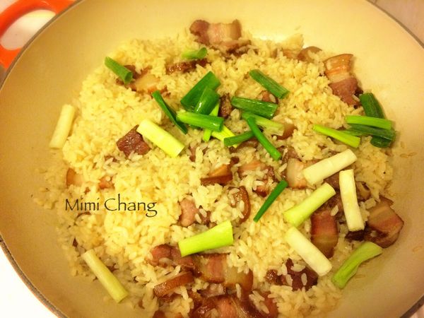 加入蔥段及黑胡椒，加蓋關火悶10分鐘。