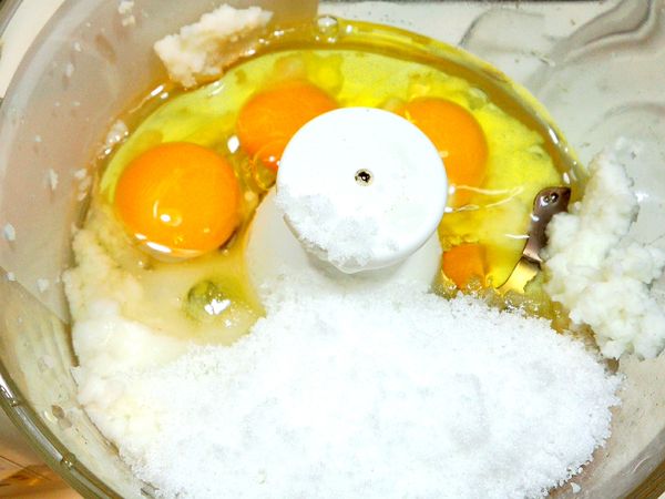 再將蛋和所有調味料一起加入拌勻.