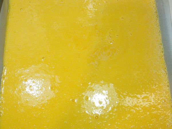 在將打好的魚漿倒入模型中.放入烤箱180度烤28分鐘.到表面上色.