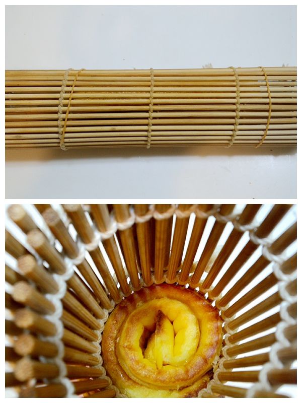 再將烤好的伊達巻烤好的焦色面朝下後放入竹簾中像捲壽司一樣捲起.兩端用橡皮筋緊緊捆好.放置約15分鐘後即可切片.