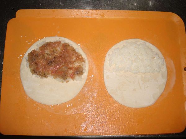 將蝦泥、豬餃肉、[調味料]加入拌勻後，打出有黏稠性即可，取水餃皮，第一層先鋪上白米飯後，接著再鋪上蝦泥，最後對折收緊開口即可備用...