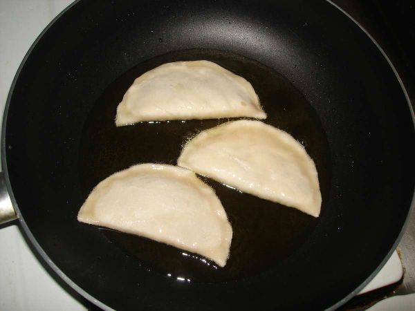 熱鍋倒油，以中小火將米蝦餅入鍋中炸至金黃酥香，最後再以大火撈起即可..