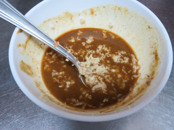 加1小匙味霖、1小匙米酒、薑泥拌勻。成醃醬汁。