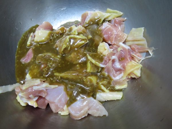 醃醬汁和雞腿肉拌勻(雞腿事先切小塊狀)。冰箱冷藏醃漬20分鐘。