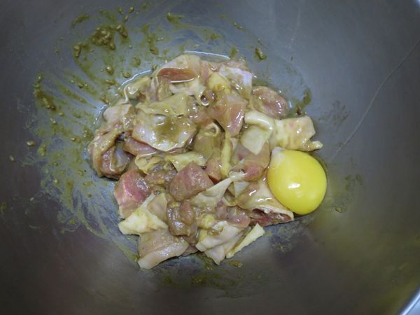 取出再加一顆雞蛋拌勻。