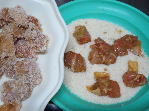 一塊塊沾上麵包粉或地瓜粉，回潮一下。