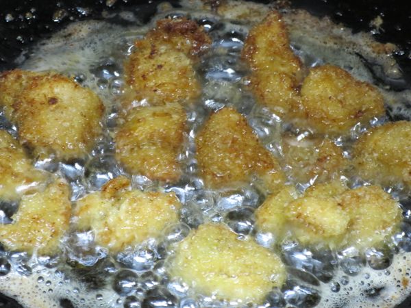 入熱油鍋，中小火，半煎半炸的方式。