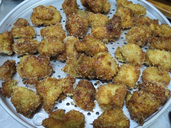 炸到金黃酥香、肉有熟即可，撈起架上瀝乾油。