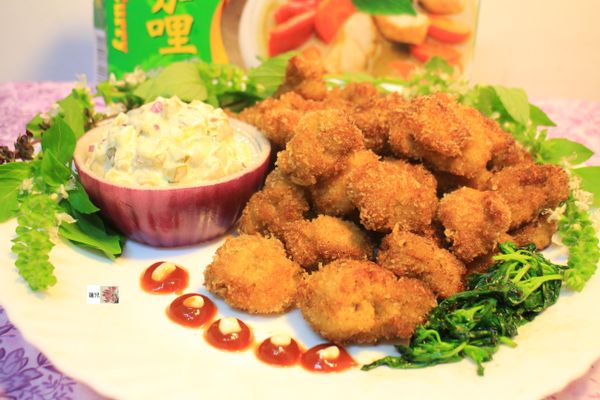 直接吃或沾醬吃都可以。
醬有，塔塔醬、番茄醬、美奶滋...........等。