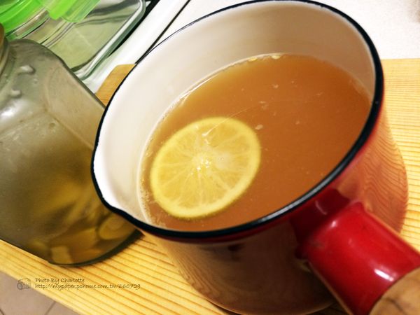 蜜漬完成的薑片!
可以直接泡茶喝，或是加點醃漬檸檬一起煮，非常療癒系的飲品喔!