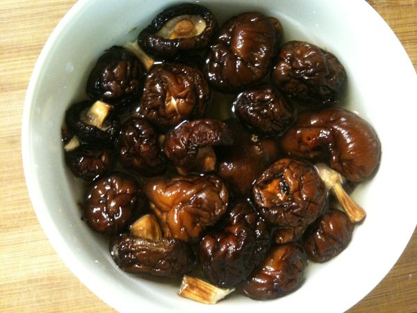 乾香菇泡水備用。