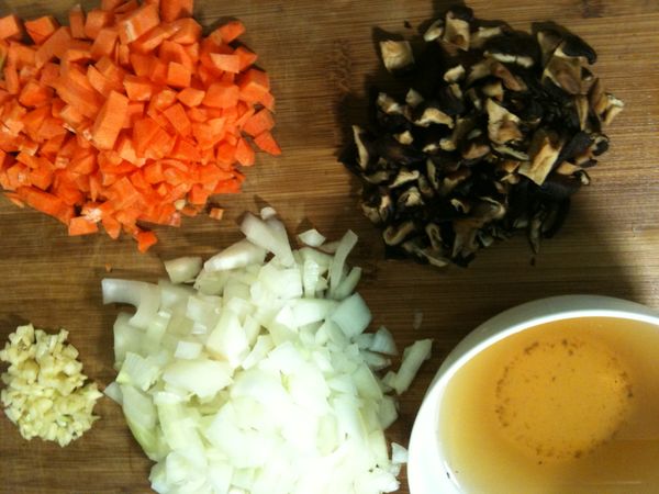 乾香菇的水份擠出後切碎（香菇水要留著）、蒜頭去皮切碎、洋蔥去皮切碎、紅蘿蔔去皮切碎備用。